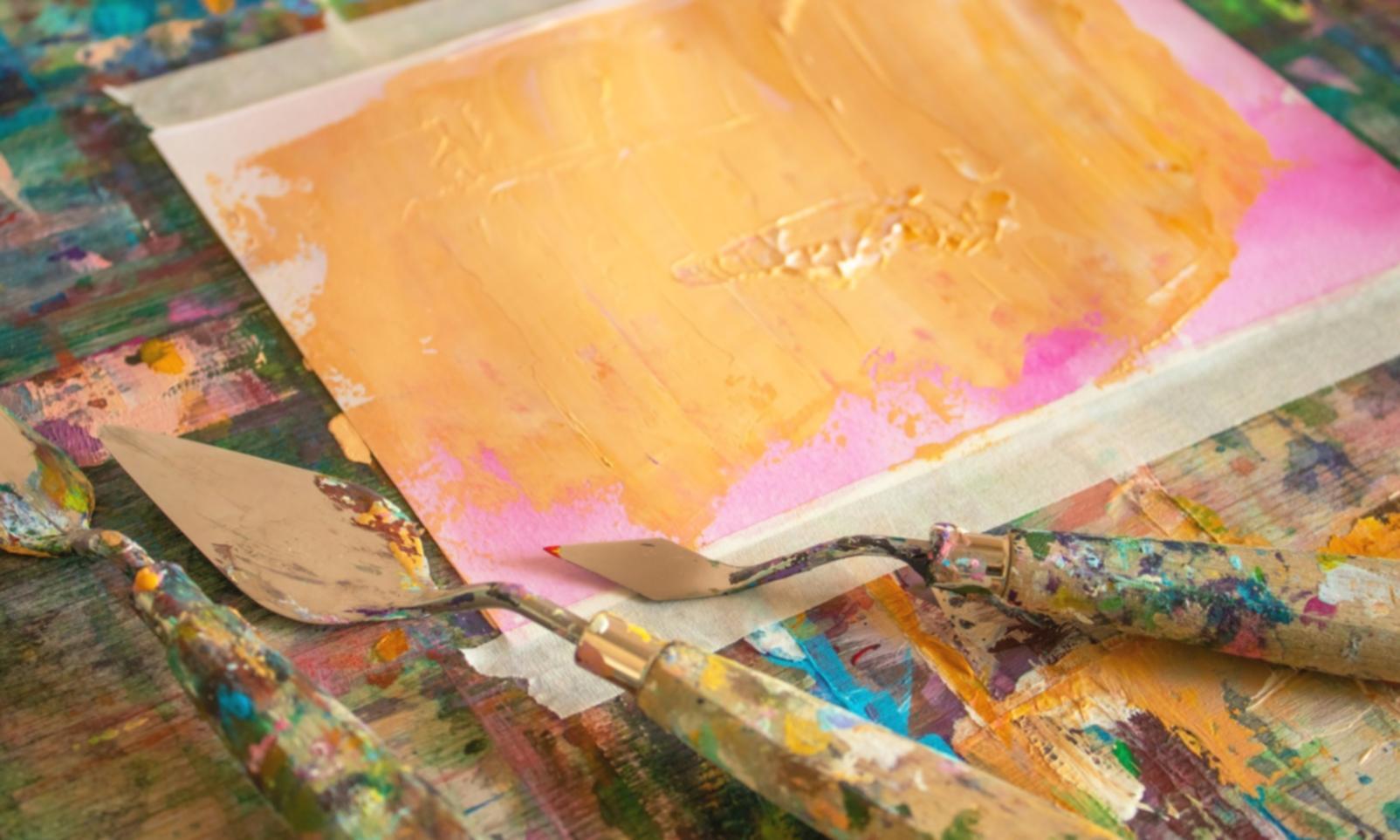 Ambiente di lavoro creativo con strumenti digitali