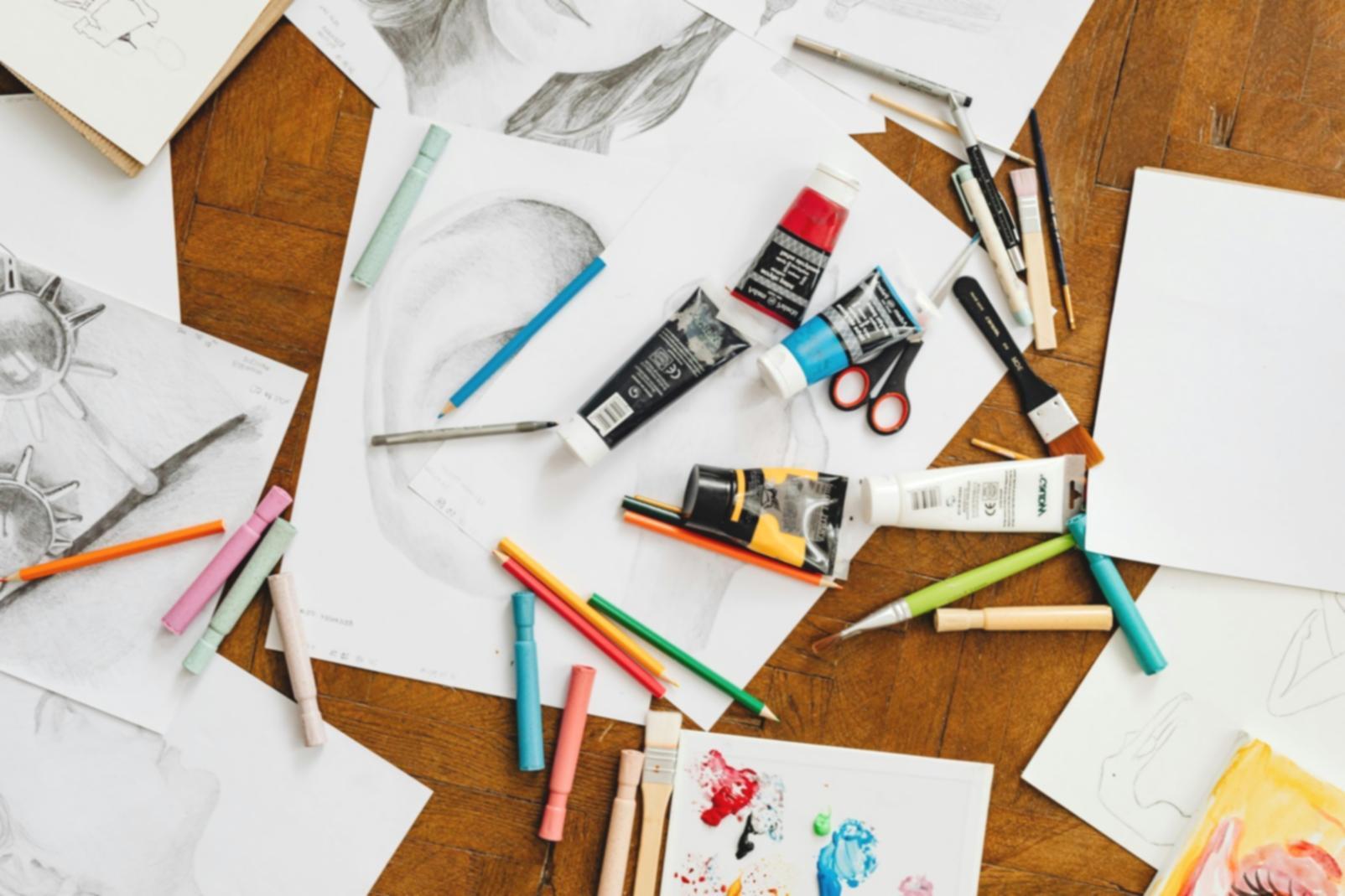 Studenti al lavoro durante una sessione pratica di illustrazione digitale