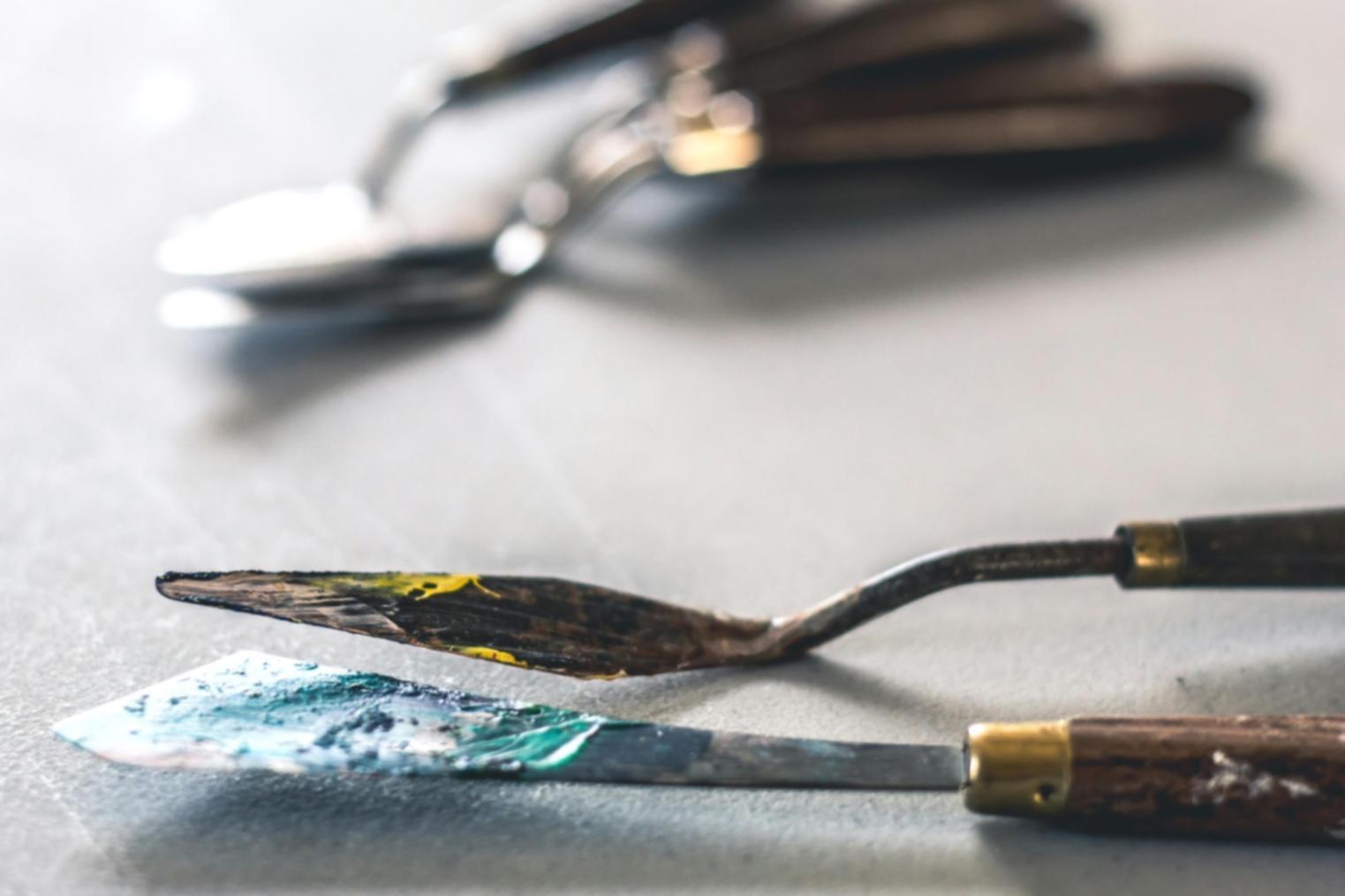 Processo creativo di illustrazione digitale con strumenti professionali